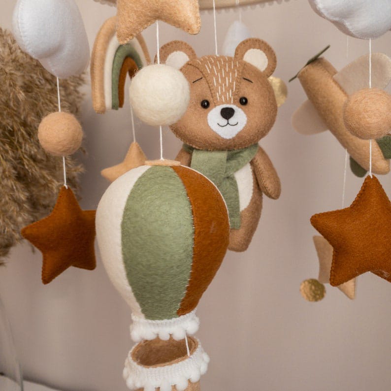 móvil bebé oso de peluche colores tierra